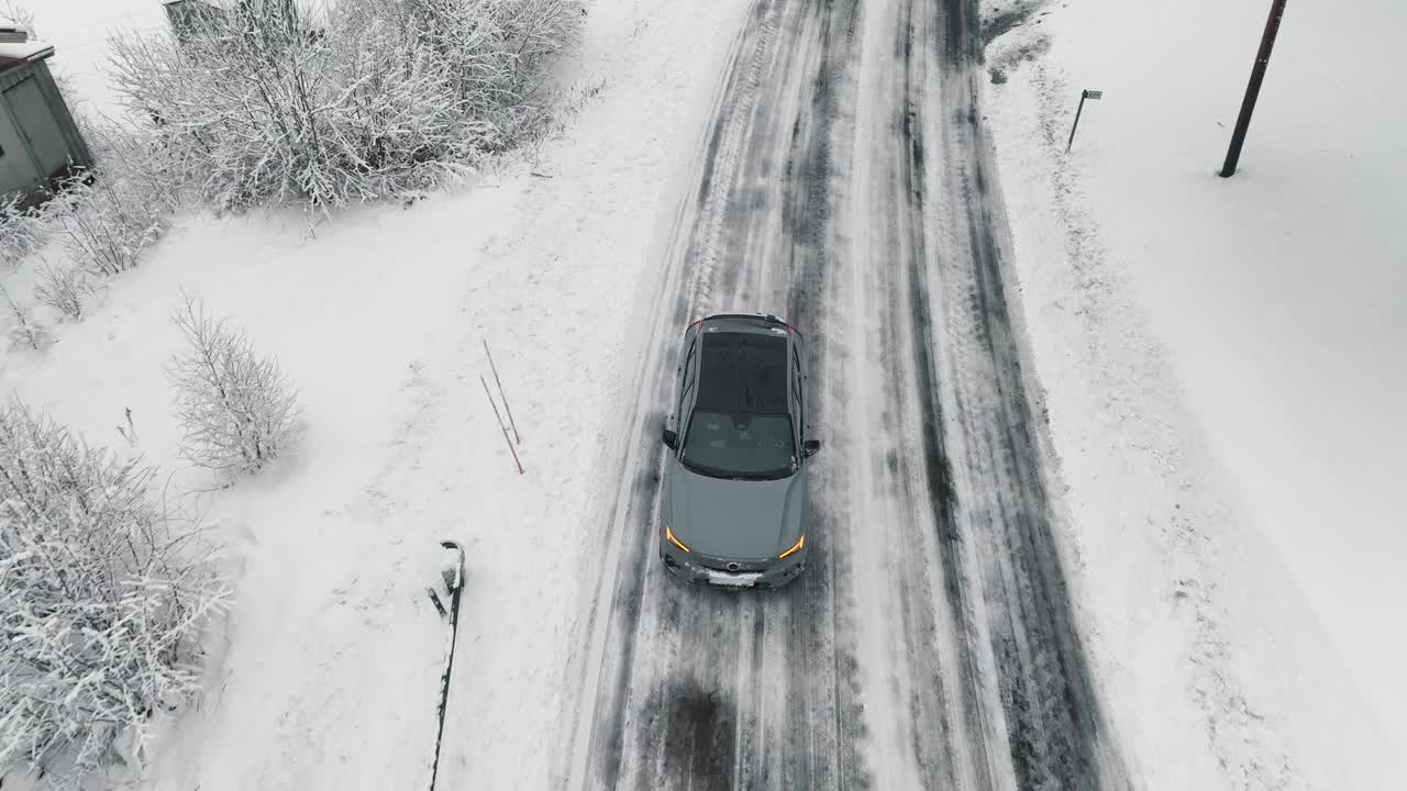 imágenes de aviones no tripulados de automóviles conduciendo en el camino del bosque de invierno