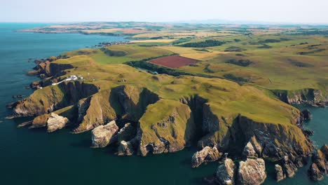 Impresionantes-Paisajes-Marinos-Británicos-De-Los-Acantilados-Costeros-Y-El-Encanto-De-St-Abbs-Head,-Vistas-De-Escocia,-Reino-Unido