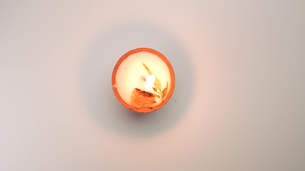 Primo piano di candele di cera Diya per la celebrazione della festa di Diwali.