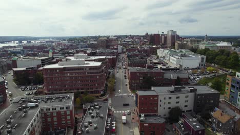 vista aérea de la calle del vecindario de portland y los tejados durante un día nublado