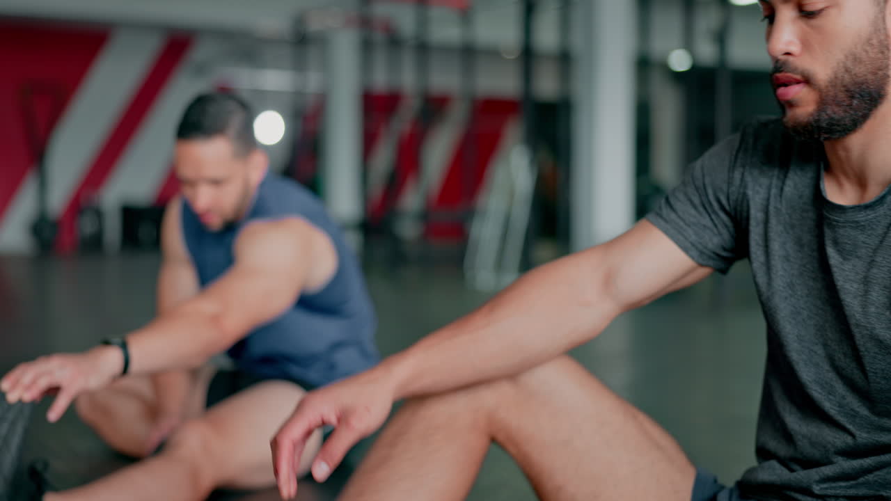 amigos, fitness y estirar las piernas en el gimnasio
