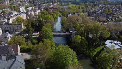 Vista-Antenne-Einer-Alten-Viktorianischen-Brücke,-Umgeben-Von-Einer-üppigen-Grünen-Und-Innerstädtischen-Landschaft,-Bath,-Großbritannien