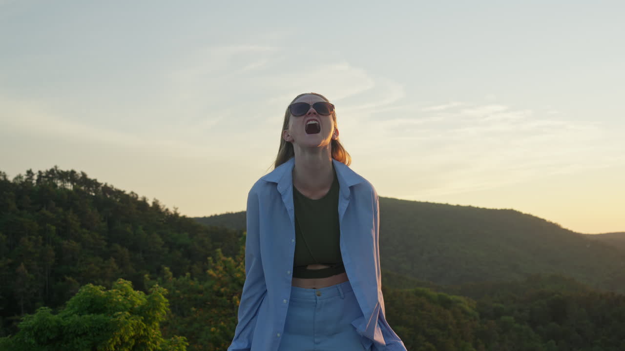 la joven está gritando en voz alta.