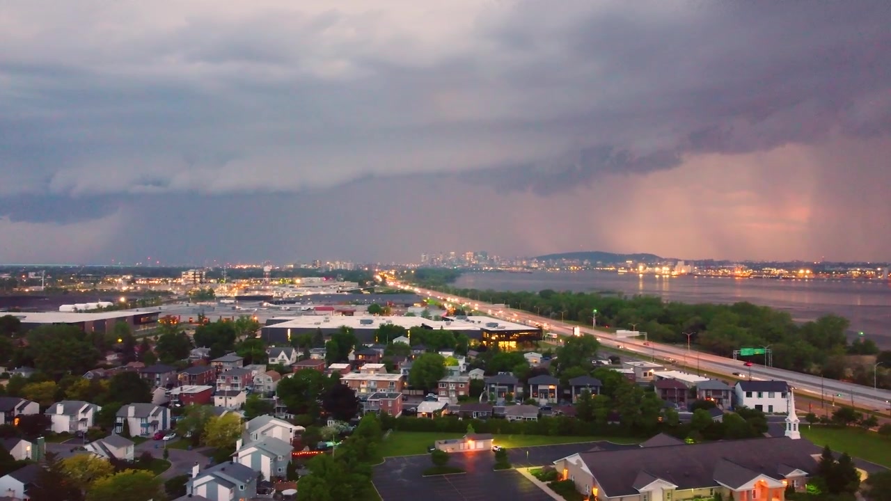 Mây mưa kèm sấm sét trên bầu trời Montreal, Canada, nhìn từ trên cao