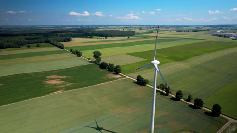 Turbina-Eólica-Que-Produce-Electricidad-En-La-Granja.-Aéreo