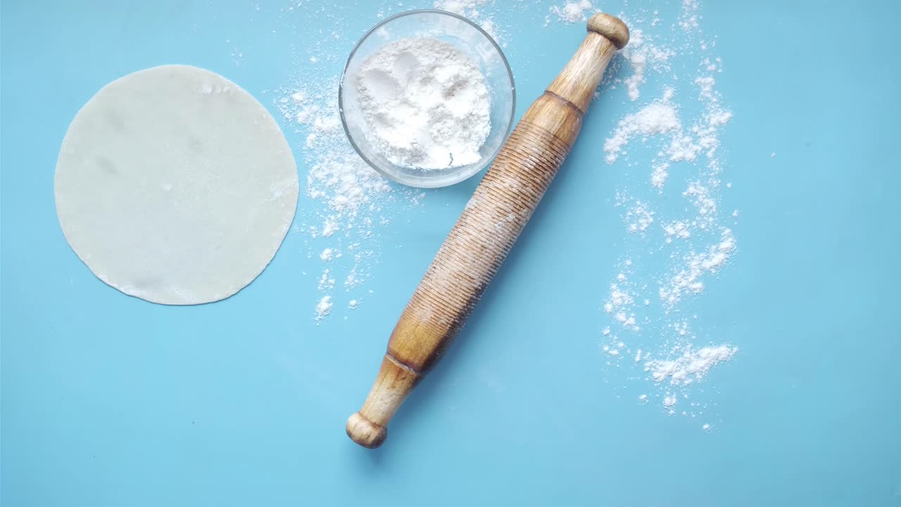 롤링 핀으로 반죽을 준비하는 것