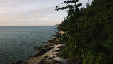 Einsamer-Tropischer-Strand-Mit-Bäumen-Und-Felsen