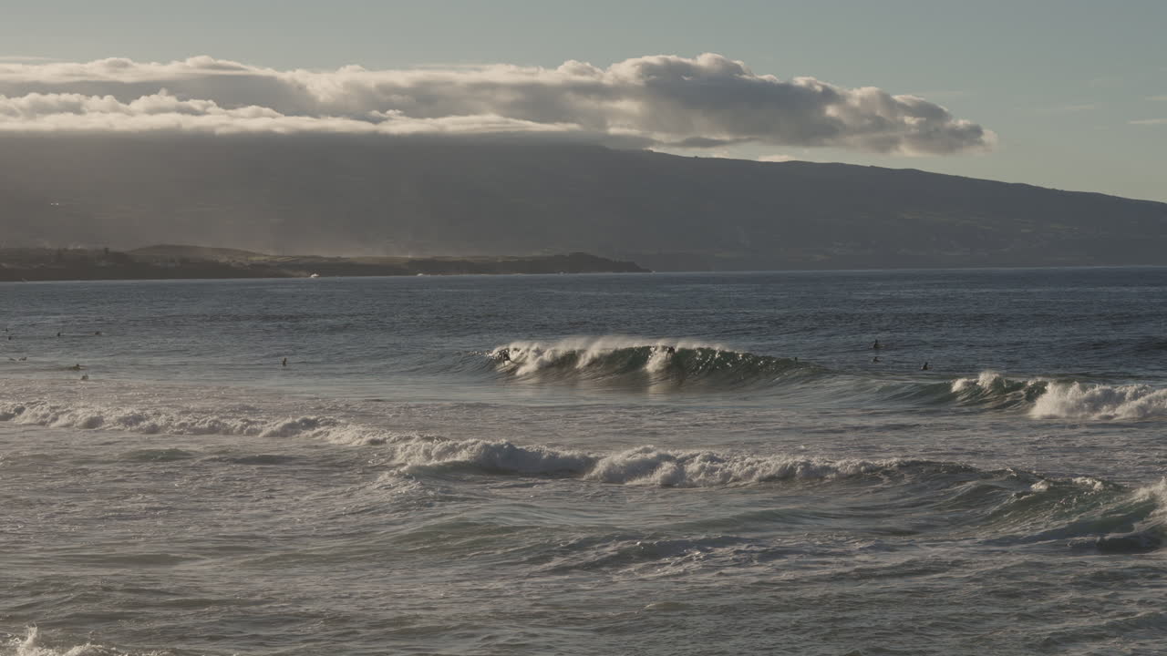 황금시간대에 아조레스 해안에서 파도를 타는 사람들의 넓은 시야
