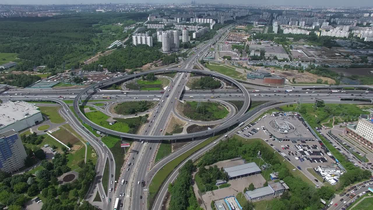 paisaje aéreo de la ciudad de moscú con carreteras concurridas e intercambio, rusia