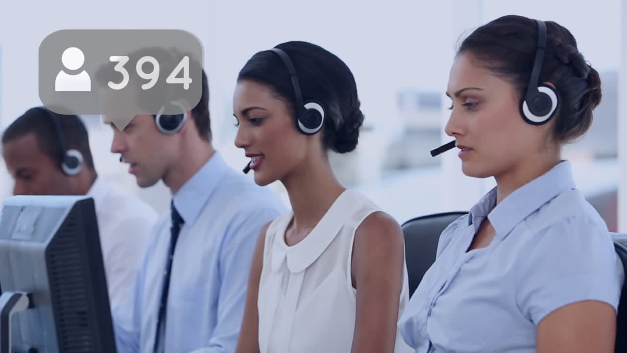 Animación de números cambiando y un icono sobre gente de negocios usando auriculares telefónicos.