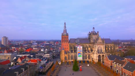 Catedral-Gótica-Románica-De-Sint-Jan-En-La-Plaza-Del-Desfile-En-Den-Bosch