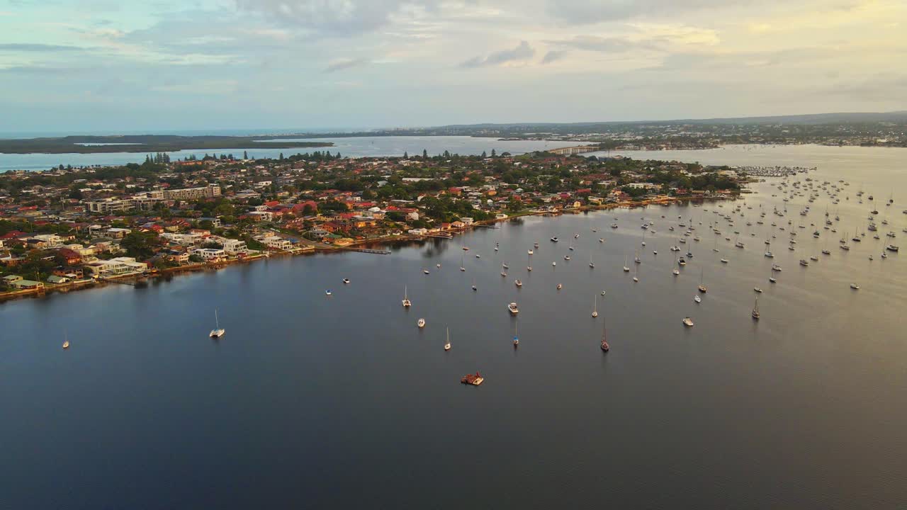 puesta de sol, disparo de drones de barcos en la playa waterview sydney australia