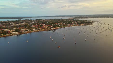 Puesta-De-Sol,-Disparo-De-Drones-De-Barcos-En-La-Playa-Waterview-Sydney-Australia