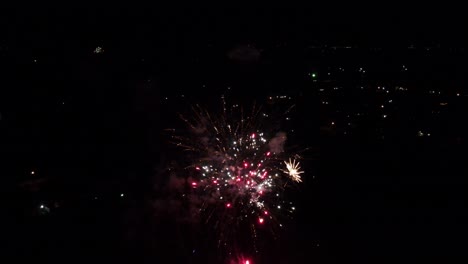 Imágenes-De-Drones-De-Un-Espectáculo-épico-De-Fuegos-Artificiales-En-El-Vecindario-Que-Ilumina-El-Cielo-El-4-De-Julio-En-Pataskala,-Ohio