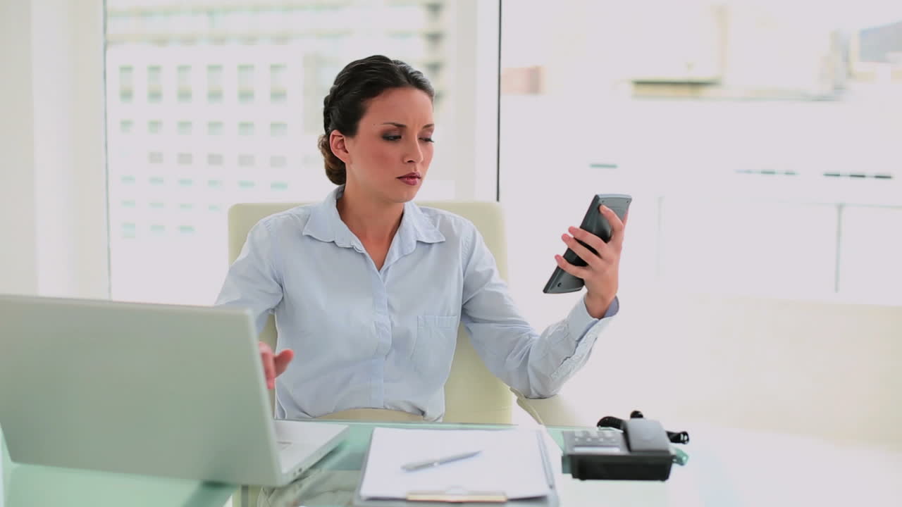 una mujer de negocios preocupada haciendo cálculos.