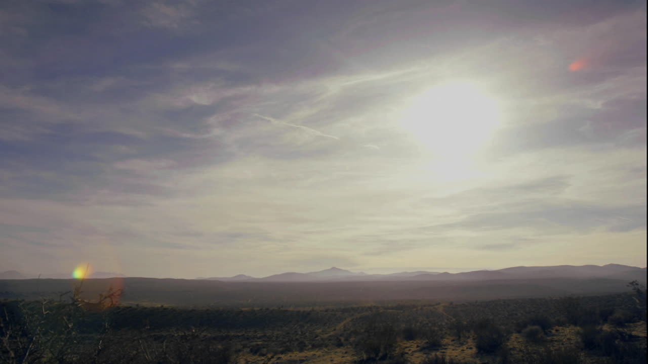tenues nubes flotan sobre el desierto