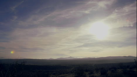 tenues nubes flotan sobre el desierto