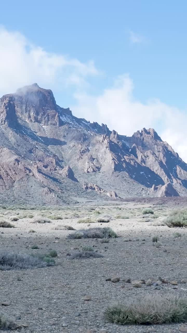 Panoramica suggestiva di un paesaggio montano arido con vegetazione rada
