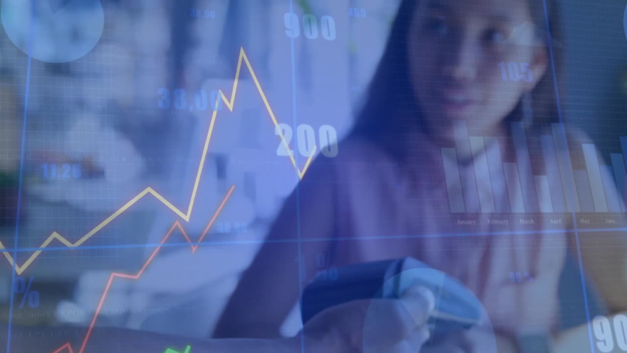 Usuario de smartwatch tocando el lector de tarjetas después de que el cajero lo extienda, bajo gráficos financieros desvanecidos, para el pago
