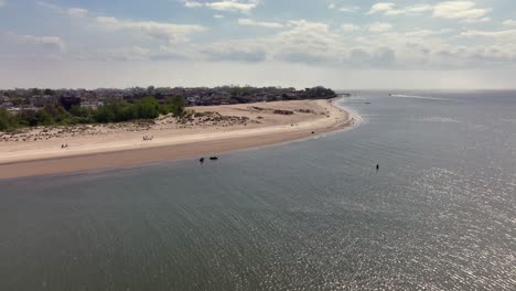 una vista aérea de la playa en gravesend bay brooklyn, ny en un hermoso día con cielos azules y nubes blancas
