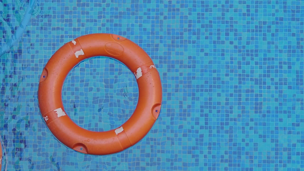 anillo de vida naranja en una piscina