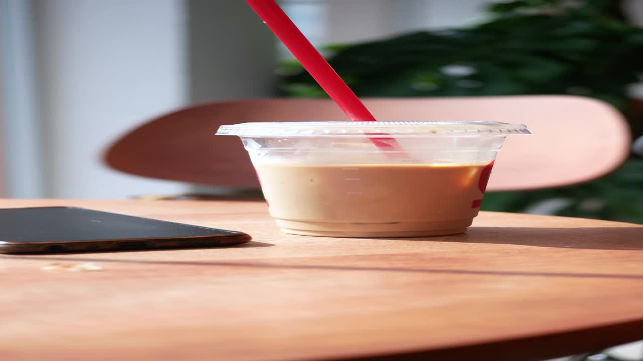 disfrutando de café helado en un acogedor café