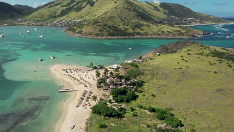 Cuarto-De-Círculo-Aéreo-Alrededor-De-La-Playa-Soleada-En-Ilet-De-Pinel-En-San-Martín