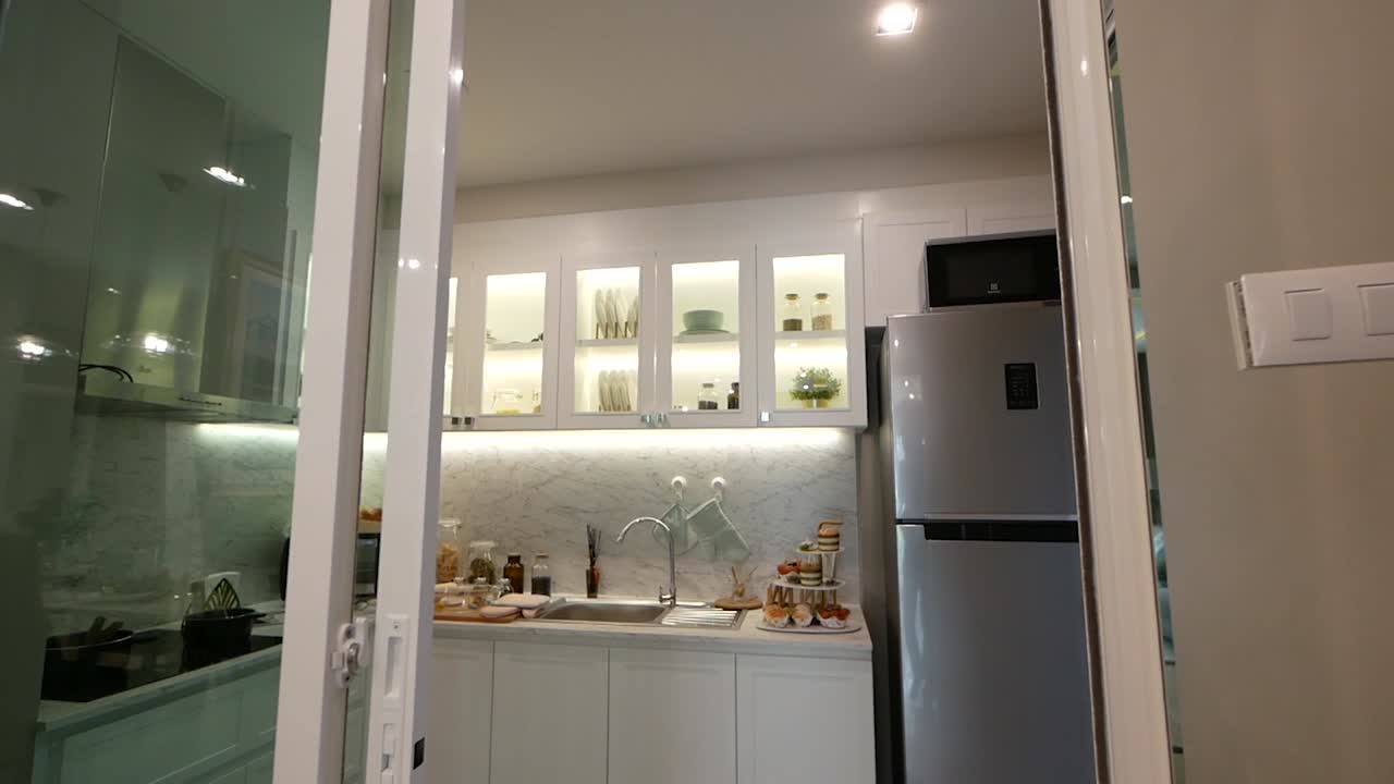 decoración elegante de cocina y despensa con electrodomésticos.
