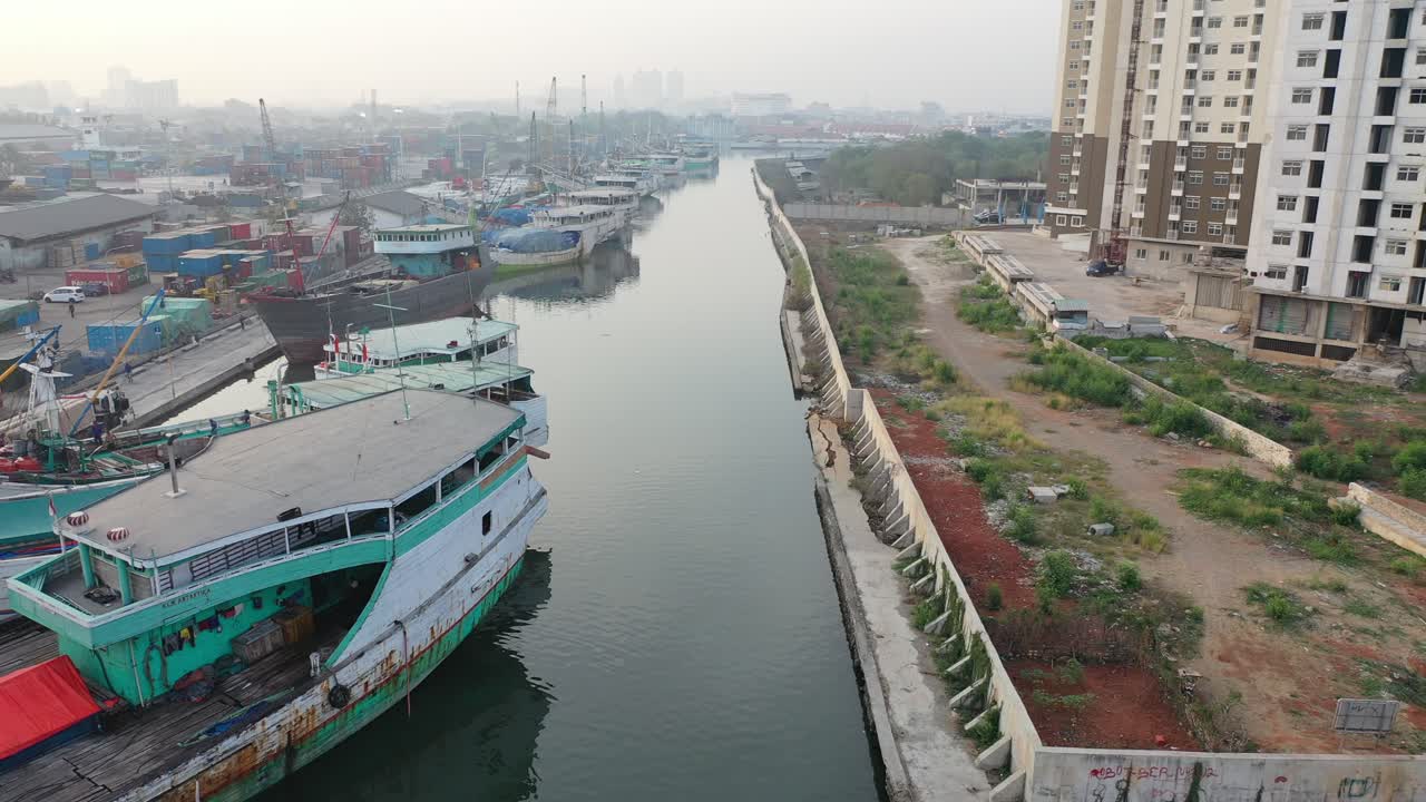 선박과 도크가 있는 산업 운하