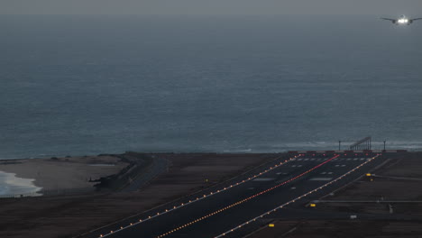 aterrizaje de un avión en la pista al atardecer