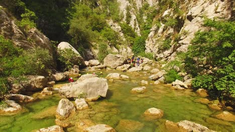 gente caminando sobre el río en las rocas, naturaleza verde