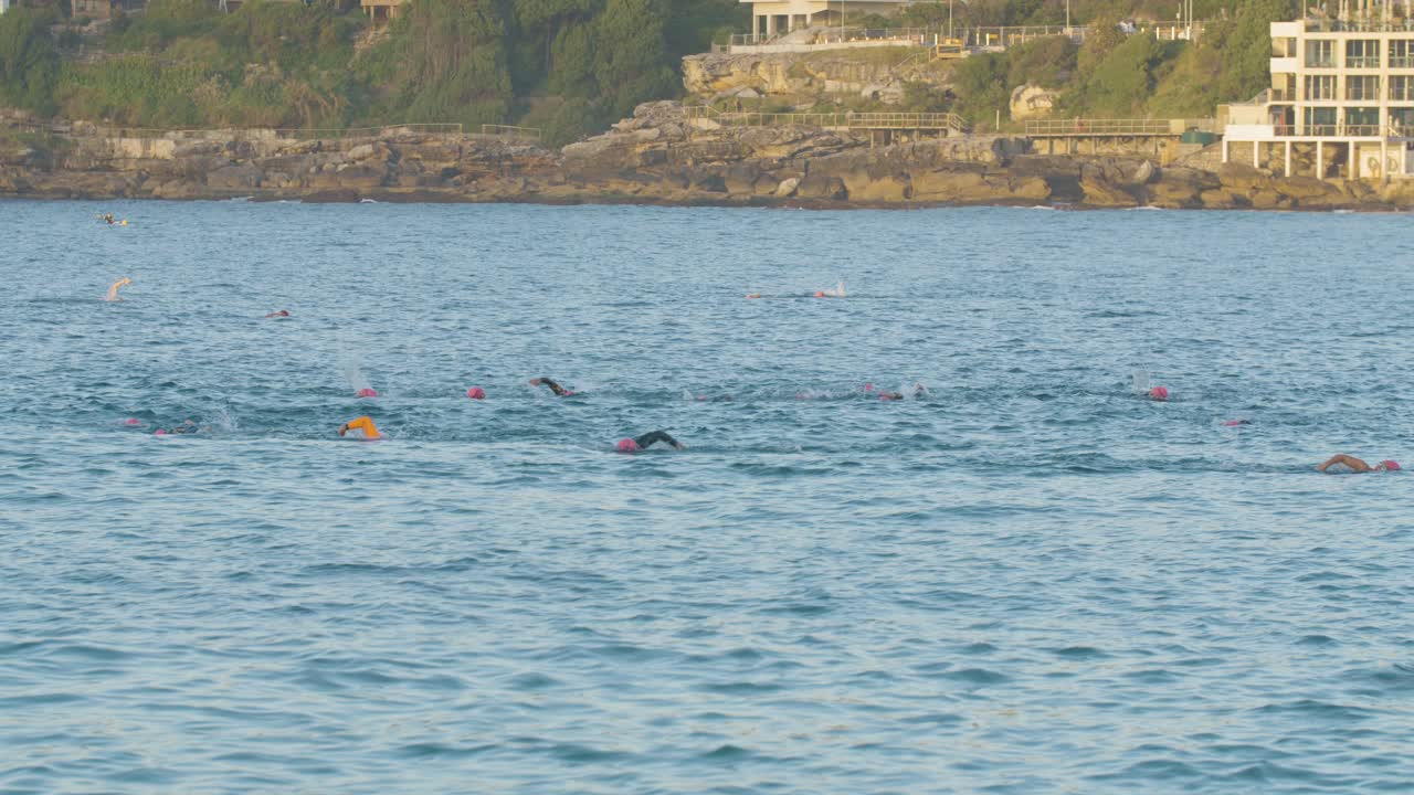 호주 시드니 바다에서 슬로우 모션 수영