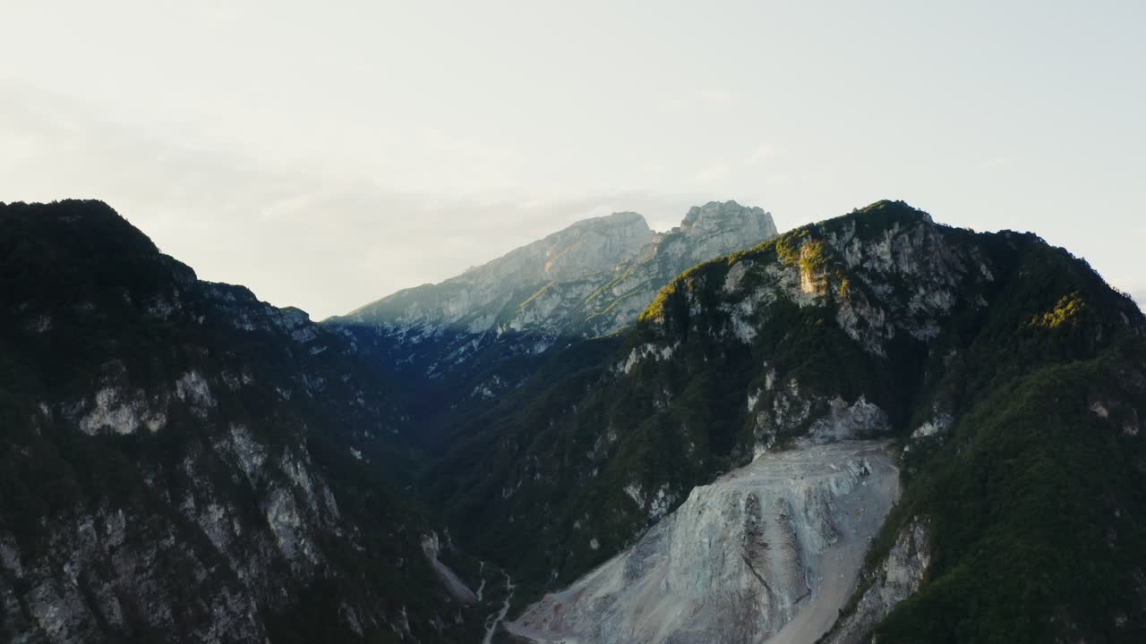 광산과 함께 산악 풍경