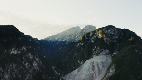 paisaje montañoso con cantera