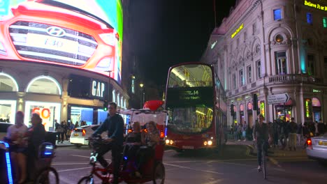 夜のピカデリー サーカスの渋滞