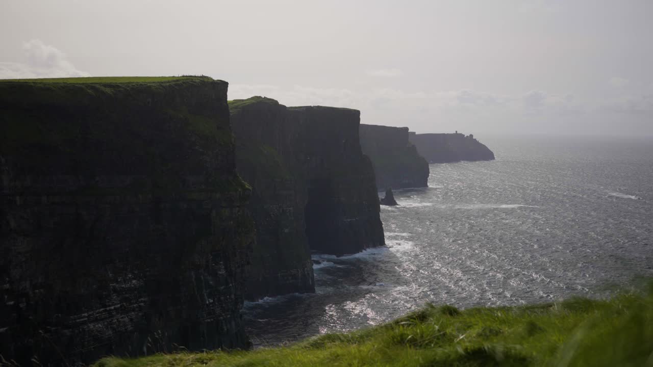 los acantilados de moher en irlanda son impresionantes acantilados marinos a lo largo de la costa atlántica