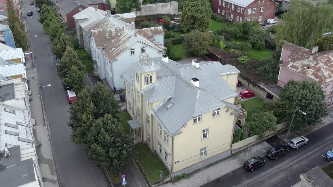 Droonikuva Karlovan puutalokaupunginosan helmestä, osoitteessa Tähe 31