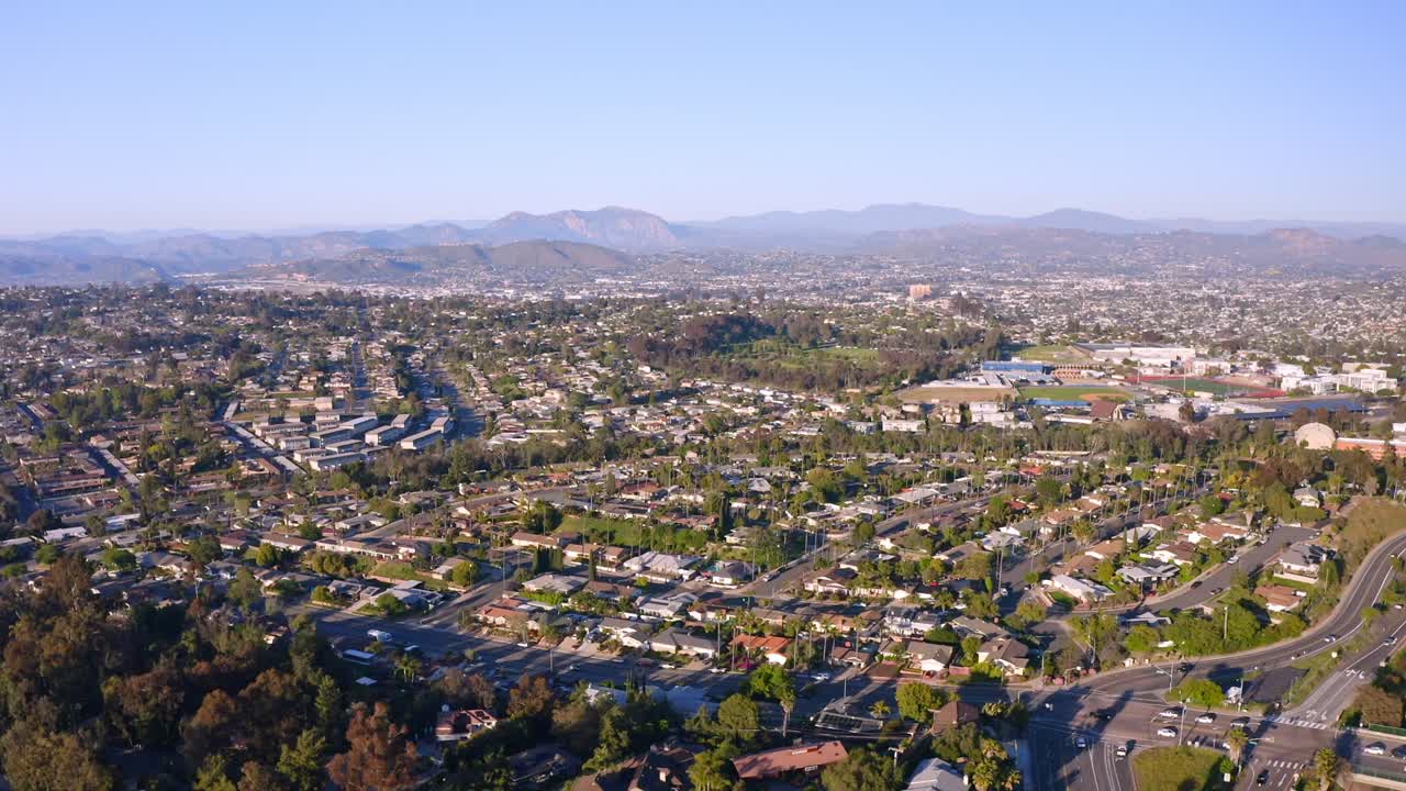드론이 산디에고 고속도로 위에서 지평선에 있는 산을 향해 날아가고 있습니다.