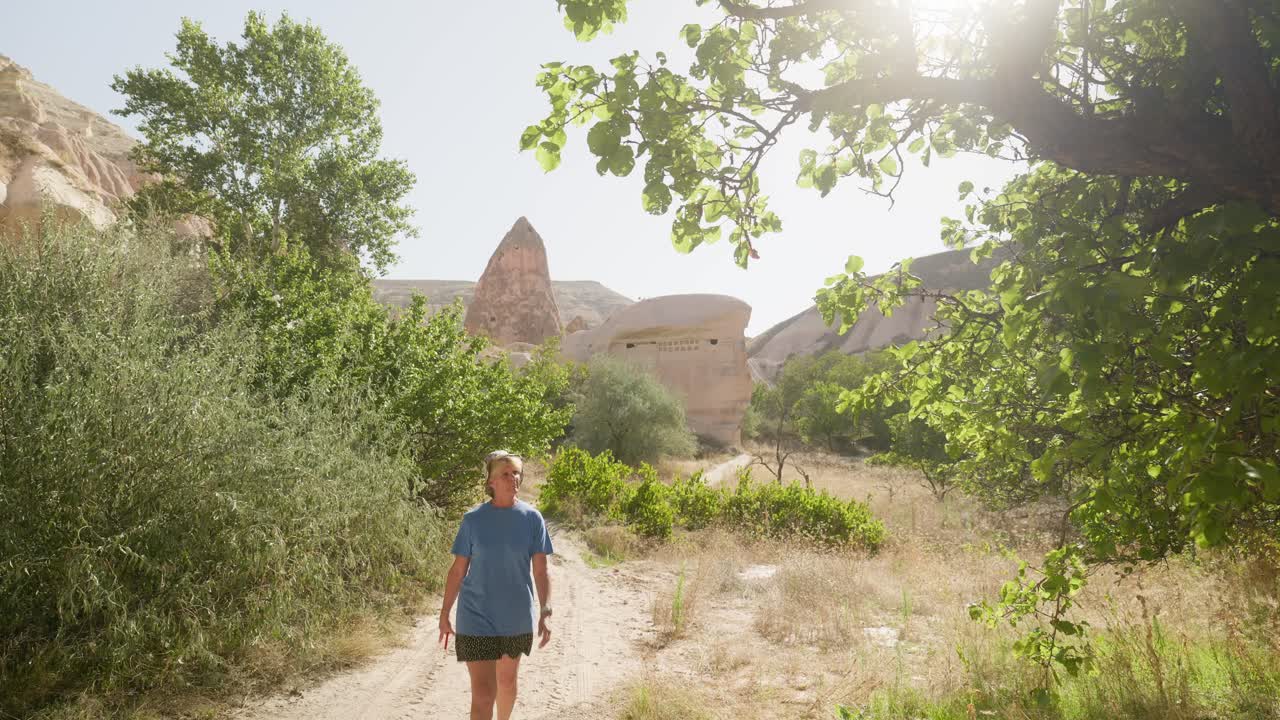 Kvinde nyder fredelig naturvandring i ensomhed på Red Valley-stien i Kappadokien