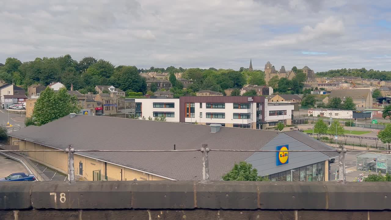 영국 북부 의 도시 를 가로지르는 열차 의 창문 에서