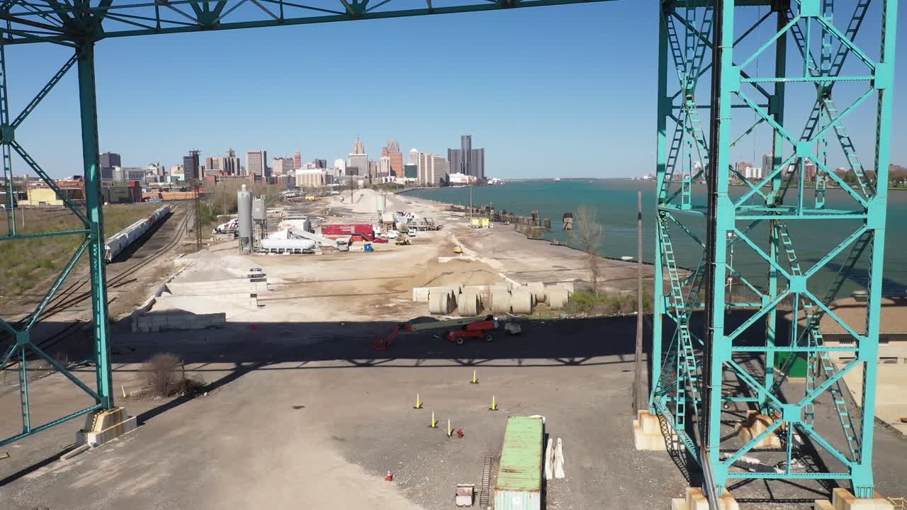 puente embajador que conecta detroit, michigan en los estados unidos de américa y windsor, ontario en canadá video de drones saliendo debajo del puente