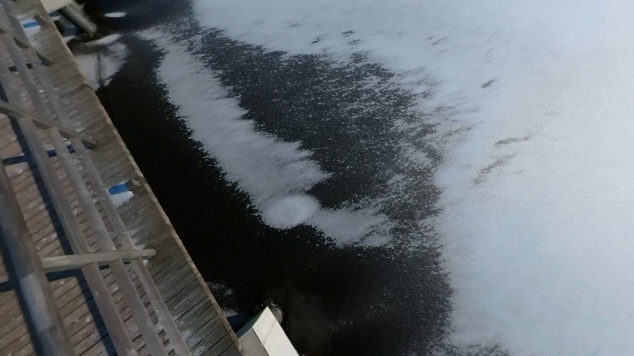 얼어붙은 강 얼음 에  ⁇ 혀 있는 다리 기둥 의 느린 영상