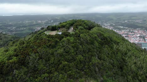 Dichter-Regenwald-über-Monte-Brasilien-In-Der-Nähe-Von-Angra-Do-Heroismo-Auf-Der-Dritten-Insel,-Azoren,-Portugal