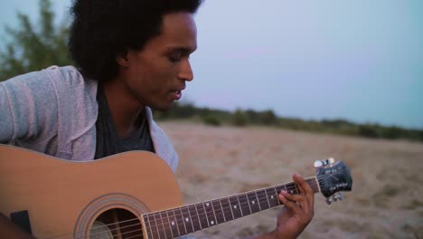 Vídeo-Portátil-De-Un-Hombre-Africano-Tocando-La-Guitarra-Y-Cantando/dabrowa-Gornicza/polonia