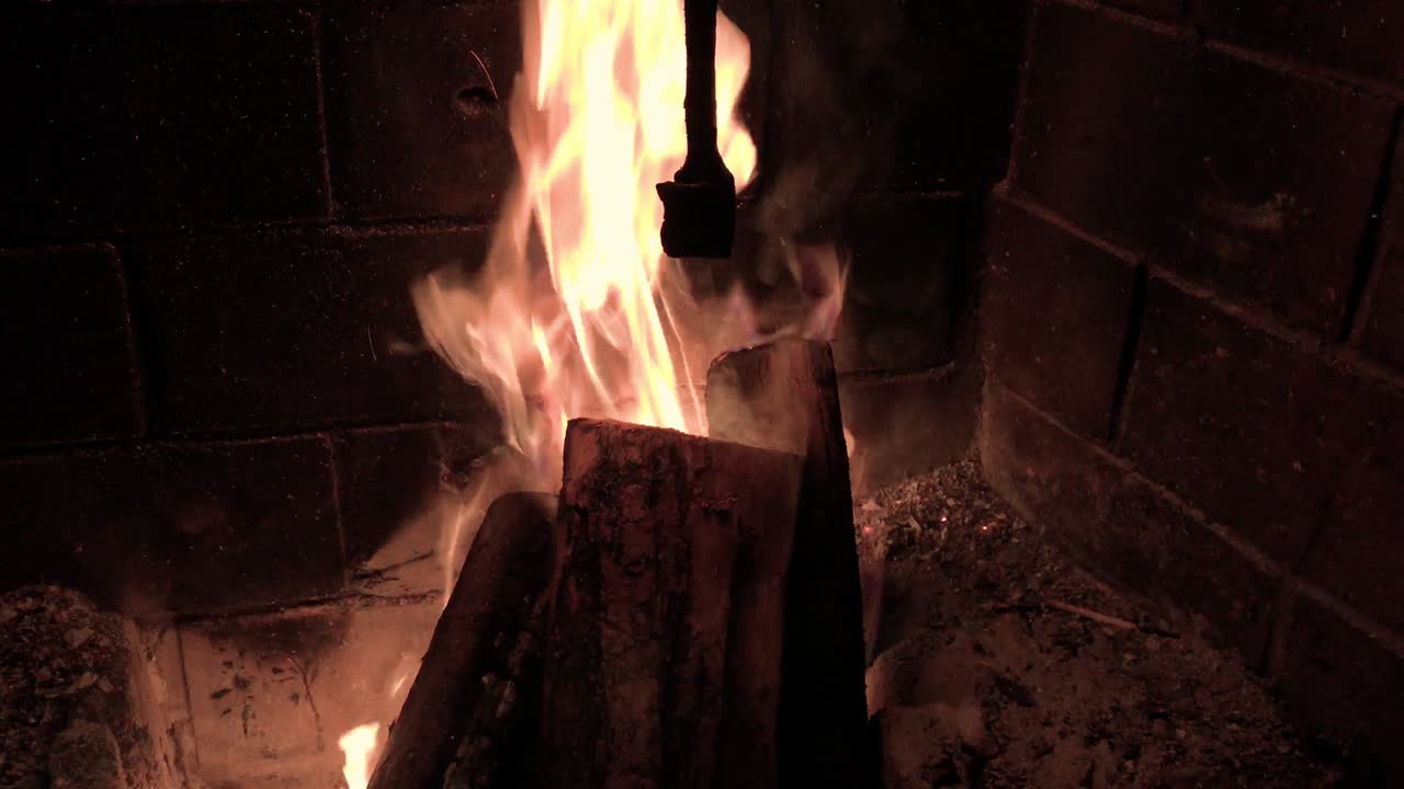 고대 걱거리는 벽난로 - loopable