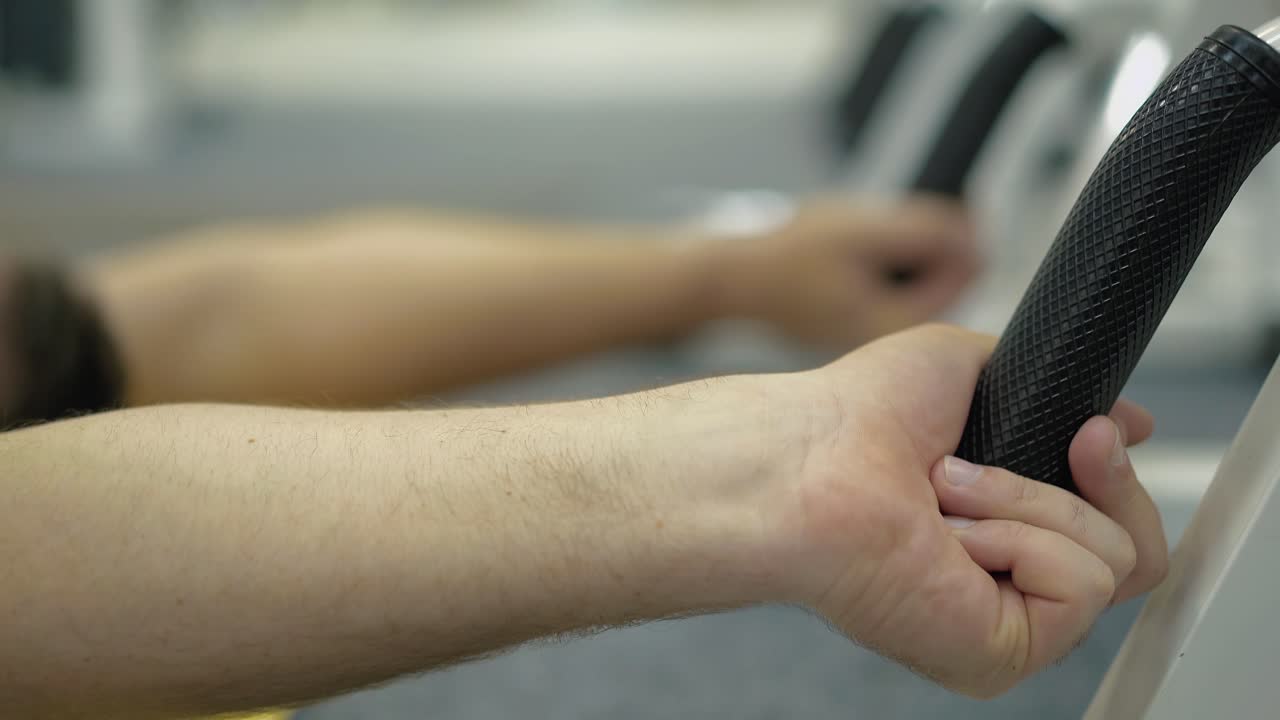 사람이 운동을 하기 전에 준비합니다.