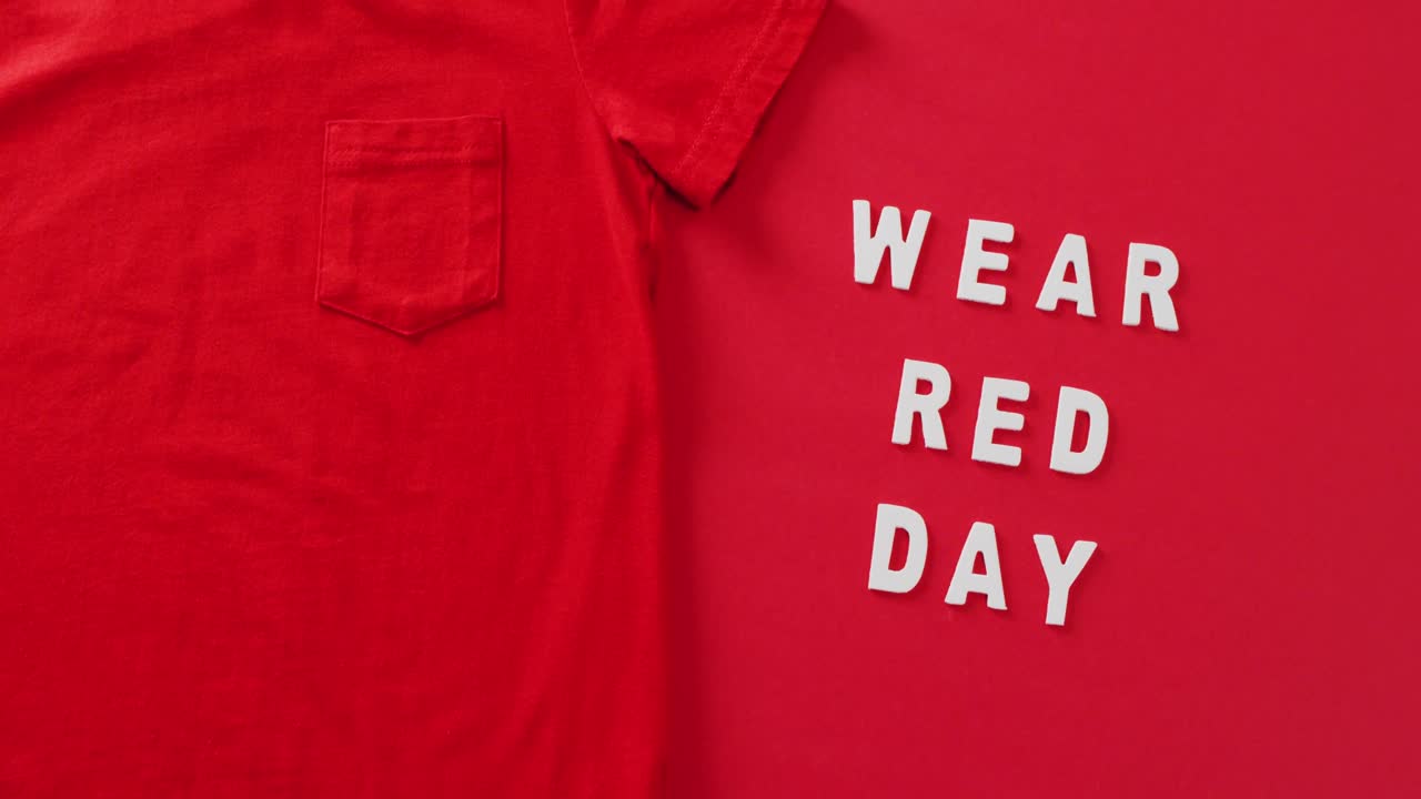 video de primer plano de usar texto de día rojo y camiseta roja sobre fondo rojo