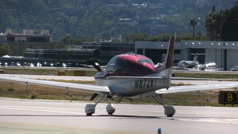 Privatflugzeuge-Bewegen-Sich-Um-Den-Flughafen-Herum