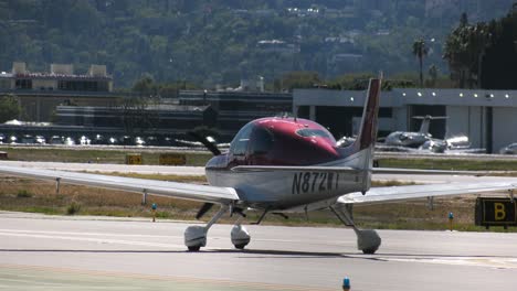 aviones privados se mueven por el aeropuerto