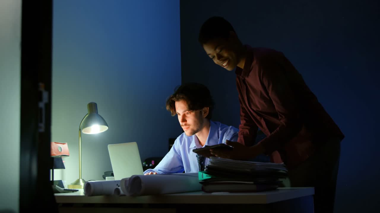 4k 데스크에서 노트북을 통해 논의하는 임원들